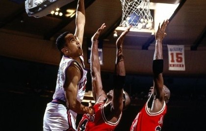 谈球吧体育官网入口32年前的今天 “疯子”约翰-斯塔克斯东决G2隔扣乔丹和格兰特