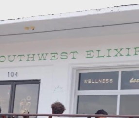 谈球吧😃来一杯！索汉在酒吧参加活动 为粉丝免费榨果汁