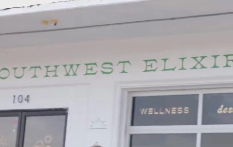 谈球吧😃来一杯！索汉在酒吧参加活动 为粉丝免费榨果汁