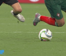 谈球吧维尔茨拼抢中踩中B费,B费痛苦倒地接受简单治疗后继续比赛