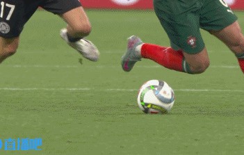 谈球吧维尔茨拼抢中踩中B费，B费痛苦倒地接受简单治疗后继续比赛