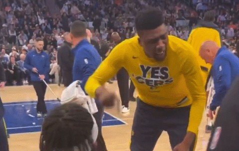 谈球吧体育官网入口特纳：TMD不给哨啊！托布：裁判不吹但我们得专注防守