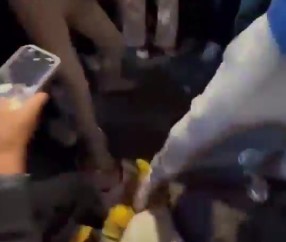 谈球吧彻底疯狂🤯！尼克斯球迷围成圈 疯狂踩踏哈利伯顿娃娃😭😭