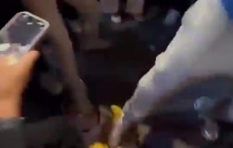 谈球吧彻底疯狂🤯！尼克斯球迷围成圈 疯狂踩踏哈利伯顿娃娃😭😭