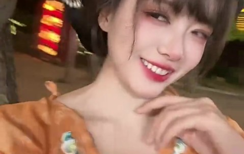 谈球吧体育app下载老二是对的！😭主持骆歆发布整活视频：大王~来追我呀~