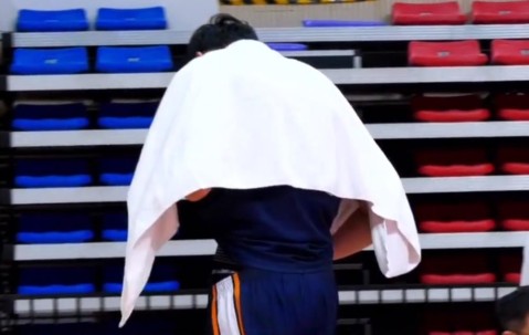 谈球吧官网登录入口周琦深夜更博自责：哨响是比赛的一部分 面对争议吹罚我该更冷静