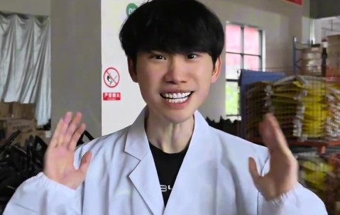 谈球吧Doinb整活视频：大家好，涅槃中单来打螺丝了🔩