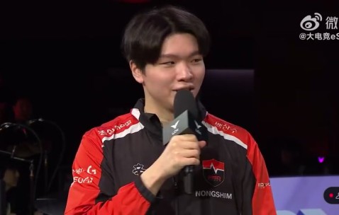 谈球吧体育官网入口Kingen：第一局对线没有照预想 幸亏Doran用了闪现弥补了我的劣势