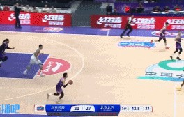 谈球吧(中国)官方网站用力过猛！廖三宁突到禁区 起飞滑翔单臂劈扣但扣飞了