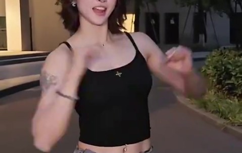 谈球吧体育app下载太甜了😍吴艳妮社媒分享视频，经典手势配上单曲《热恋冰淇淋》