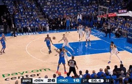 谈球吧(中国)官方网站强势还击！卡鲁索无视布劳恩防守 横撤步三分命中