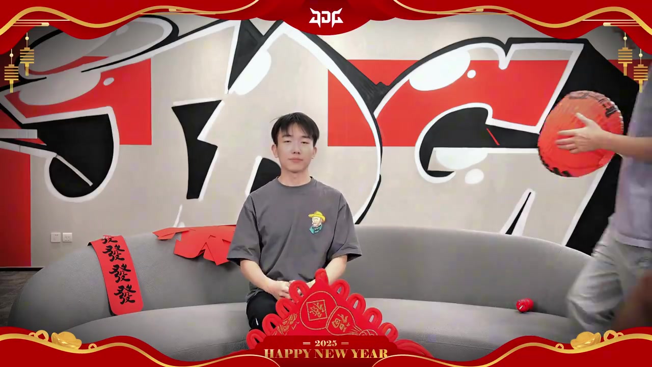 谈球吧体育app官网JDG俱乐部送上新年祝福：金蛇携福至，家和万事兴，财源滚滚来！