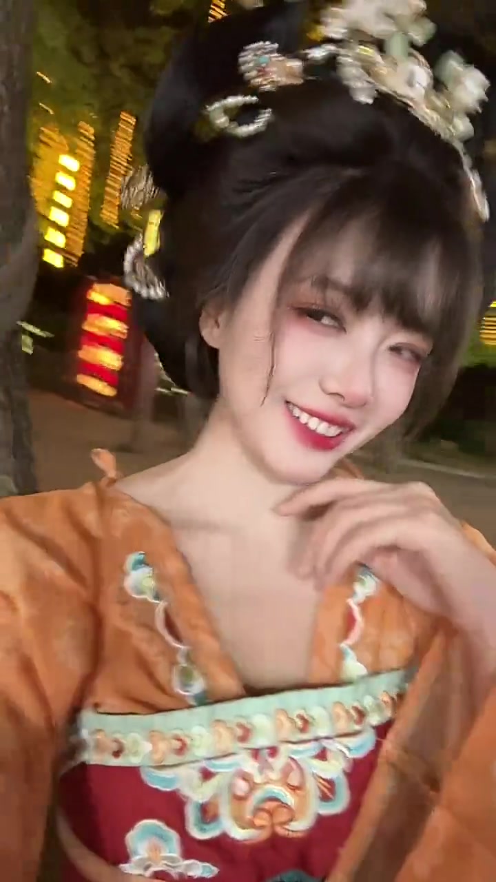 谈球吧体育app下载老二是对的！😭主持骆歆发布整活视频：大王~来追我呀~