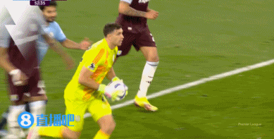 谈球吧官网登录入口大马丁发手抛球被京多安撞到头部，向裁判投诉无果