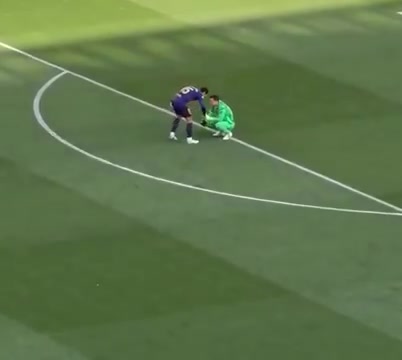 谈球吧官网登录入口退役回归夺3冠！35岁什琴斯尼赛后蹲地痛哭擦拭眼泪，情难自抑