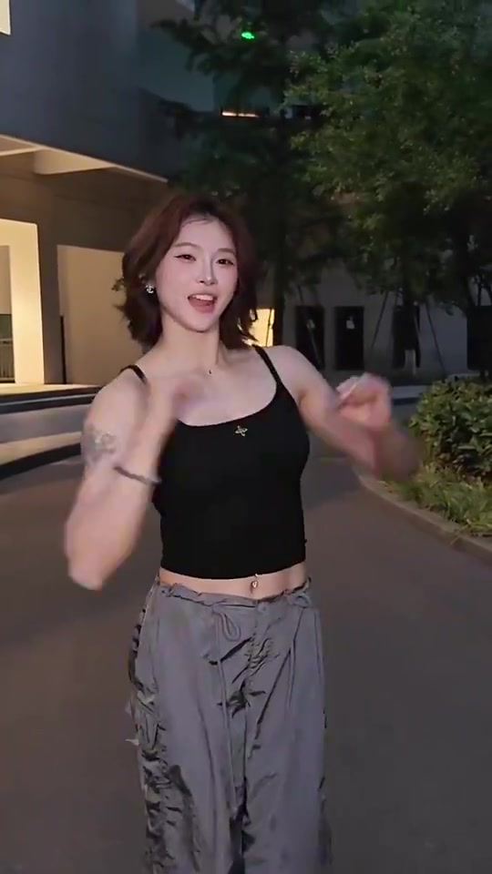 谈球吧体育app下载太甜了😍吴艳妮社媒分享视频，经典手势配上单曲《热恋冰淇淋》