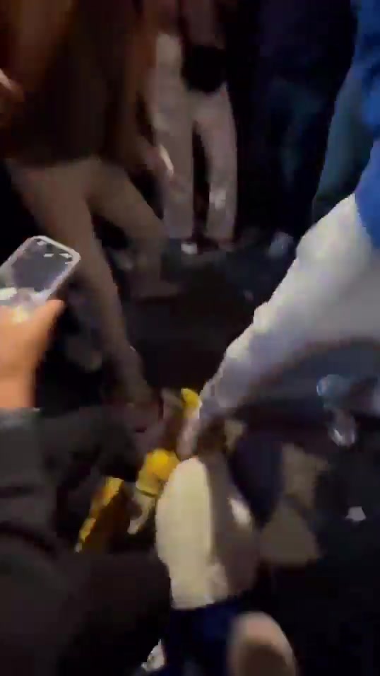 谈球吧彻底疯狂🤯！尼克斯球迷围成圈 疯狂踩踏哈利伯顿娃娃😭😭