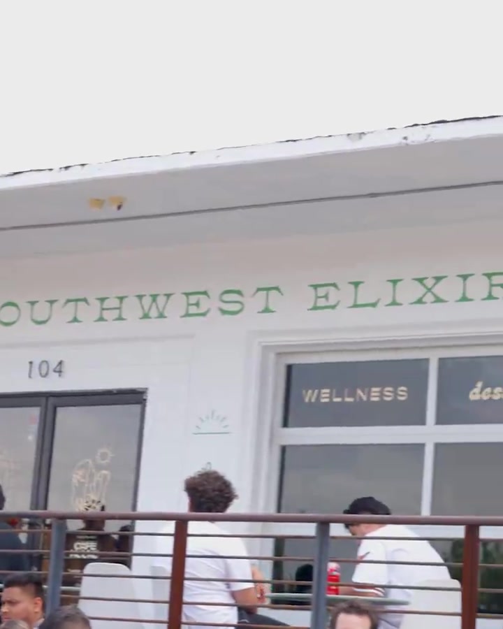 谈球吧😃来一杯！索汉在酒吧参加活动 为粉丝免费榨果汁